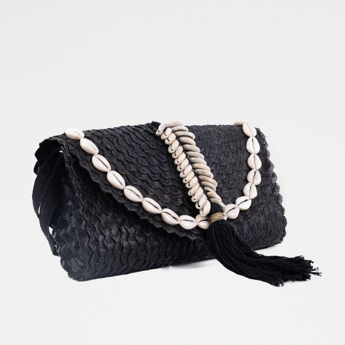 Seagrass black handbag with shell decoration and adjustable fabric shoulder straps. Fully lined. 