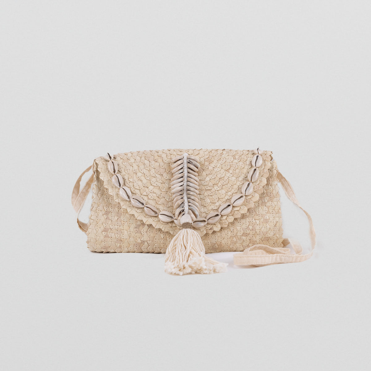 Seagrass natural light handbag with shell decoration and adjustable fabric shoulder straps. Fully lined.