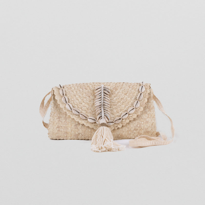 Seagrass natural light handbag with shell decoration and adjustable fabric shoulder straps. Fully lined.