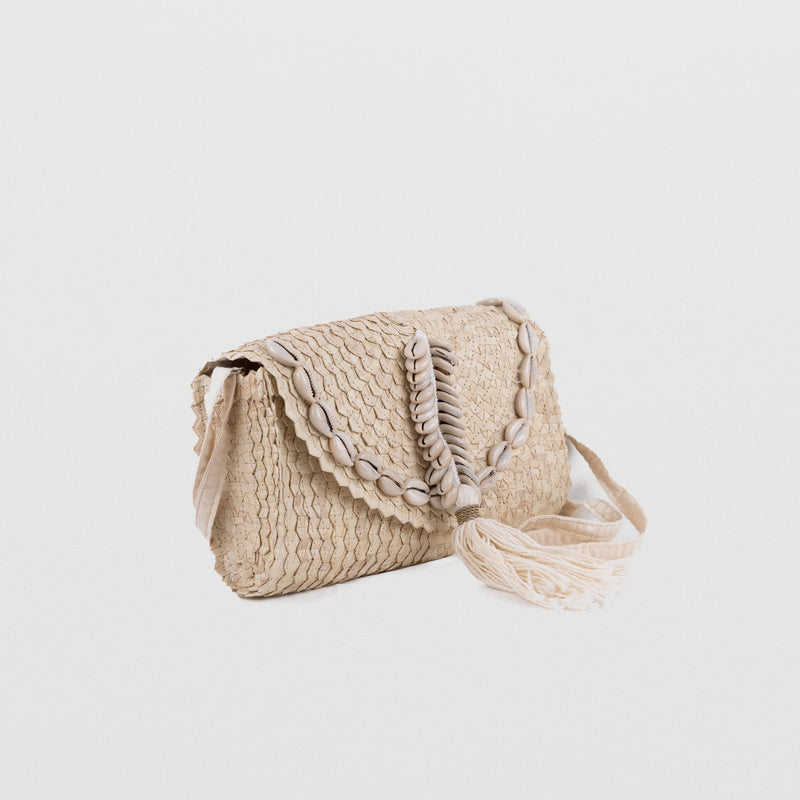 Seagrass natural light handbag with shell decoration and adjustable fabric shoulder straps. Fully lined.