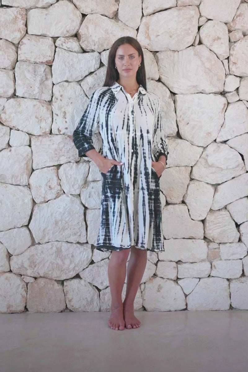 Vestido camisero corto Ashley en color crema y tie dye negro