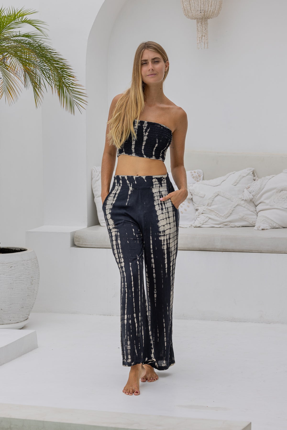 womens elasticated tie dye tube top in black 