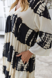 Womens Frida short smock dress in black and cream tie dye, in soft lightweight rayon with discreet side pockets and 3/4 trumpet sleeves