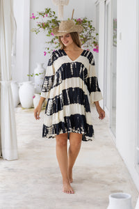Womens Frida short smock dress in black and cream tie dye, in soft lightweight rayon with discreet side pockets and 3/4 trumpet sleeves, plus size fit