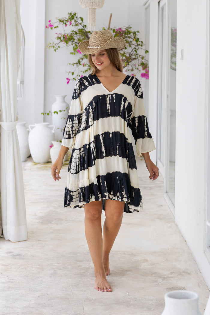 Womens Frida short smock dress in black and cream tie dye, in soft lightweight rayon with discreet side pockets and 3/4 trumpet sleeves, plus size fit